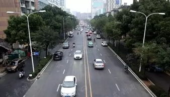 交通运输噪音：行驶中的尘埃与灯光