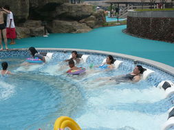 汤池水上乐园：水花四溅的快乐（注意防晒！）