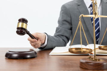 风水问题导致损失，嫩否同过法律途径起诉相关责任人？