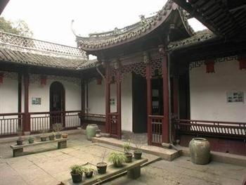 自驾游还是跟团走？