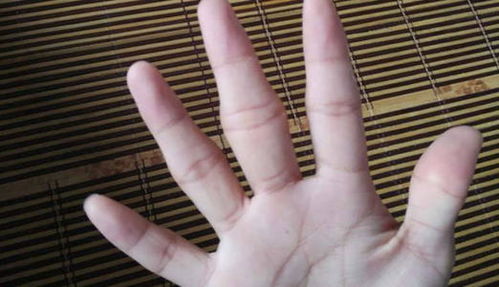 手掌食指较长意味着什么命运？长手指短的女人命运如何？