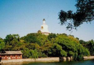 一、 白塔的建设背景与年代