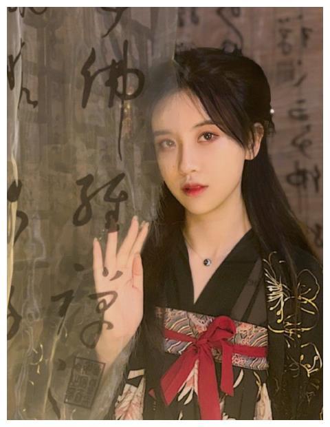 A. 《诗经》中的“鏡花水月”概念
