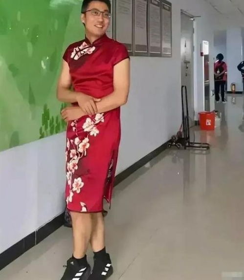 穿旗袍布鞋的算命女先生，偶遇年轻算命先生，这是哪位年轻先生？