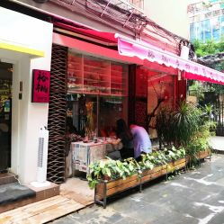 b. 江南手工艺品店（地址：河边老街45号）
