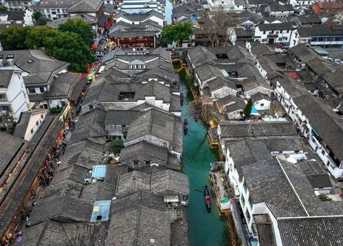 一、古城初醒：春风拂面·乱入噪声