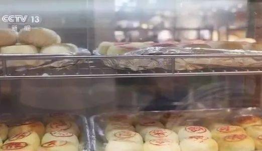 月饼界卷疯了！螺蛳粉馅算什么