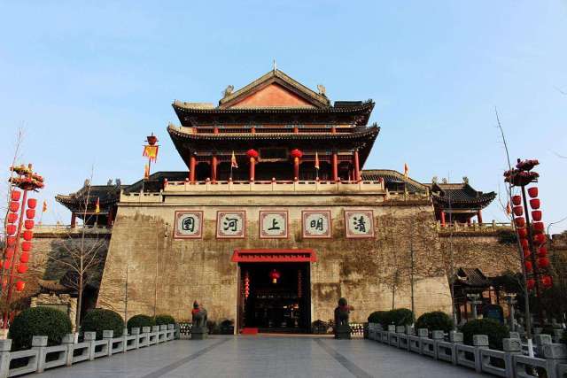 啊啊啊！我摸到明星的衣服了！