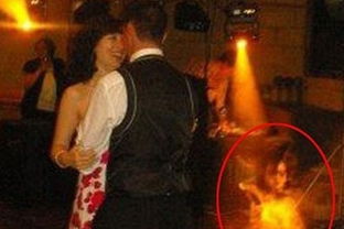 清明夜，墓碑旁，鬼影幢幢，哭声凄厉，这凄凉景象究竟是谁在哭泣？