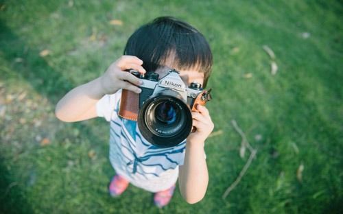 佳——指美好， 寓意美好出众、品德好