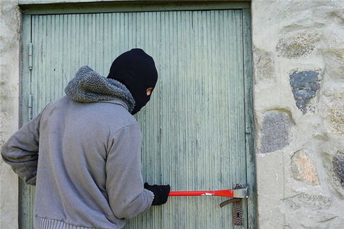 梦见小偷进家偷东西被撞见是什么预兆或暗示？