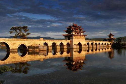 朱家花园 朱家花园位于建水县城临安镇建崭新街中段，离文庙约七八分钟的路程。是清末乡绅朱渭卿兄弟建设的家宅和宗祠，被誉为“滇南较大观园”。 根据《临安府志》的记载， 至更少在光绪初年，朱家已经把商号开到了蒙自、个陈旧、通海和昆明等地，位于沙泥塘街的朱家花园的这处宅基地，就是那时买的，而朱家...