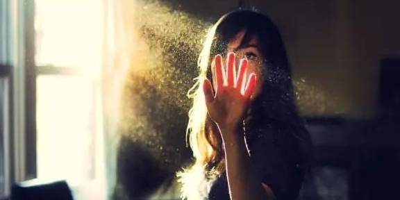 夜深镜中映人脸