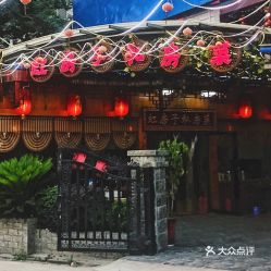 住宿与美食推荐：体验当地生活