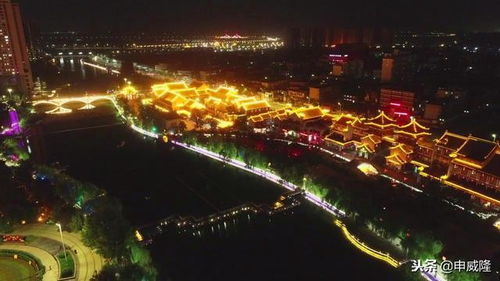 夜幕降临后的小镇灯光——暗淡却温暖