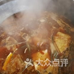 臻享4人餐2斤龙骨2斤鸡 · 东北正宗锅台鱼锅底肉类：龙骨2斤鸡2斤素菜：土豆白菜金针菇生菜小吃：瓜子