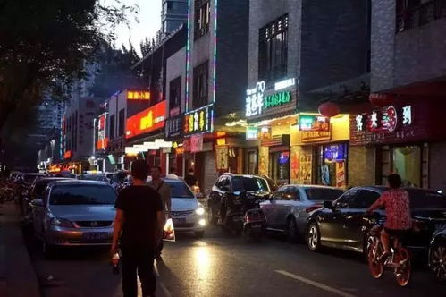 美食街的狂欢