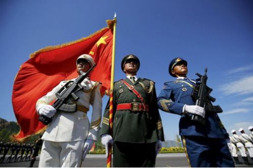 军人八字特征中，哪些八字特征表现出好奇特质？