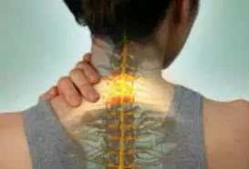 五、龙年“高飞”——穿高跟鞋导致全身姿势失调