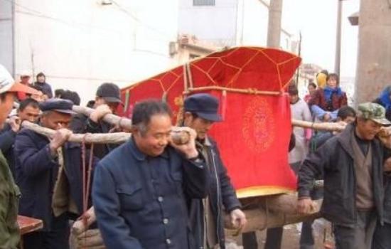 古代丧葬抬棺变迁：传承与创新揭秘