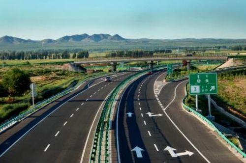 在路上：被高速公路切割的时间碎片