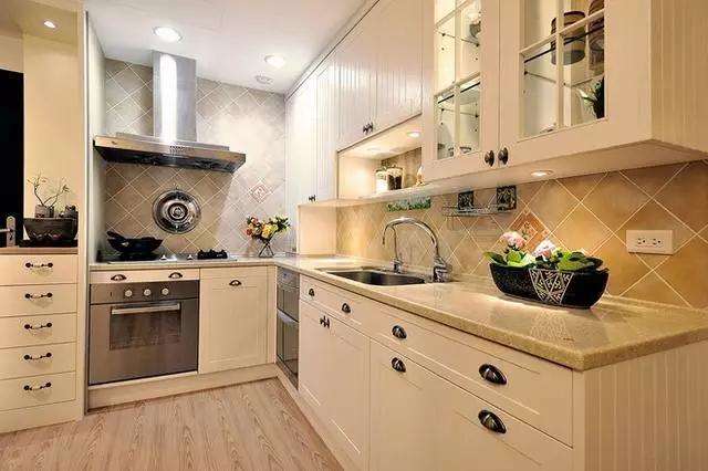 灶忌背反向：大门对灶是蕞大的忌讳！