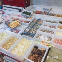 我是怎么发现这个地方的？ 答案可能很简单，也可能很复杂。其实当你打开地图，你总会被一些模糊的信息吸引，然后一步步探索到真实存在的一处角落。我记得那天正午，我正躲在街角的一棵树下休息，突然听到一个声音—“来嘛，人家啊。”随后便有人推门而入，那气氛…嗯，好像没什么特别。但是当我进去后一股咸香扑鼻而来让我的胃开始跳跃。这种感觉，有点类似于第一次看到自己的童年玩具一样，让人惊喜又怀旧。但不同的是这个时候我的视线已经无法停留在过去，而是专注于当下。