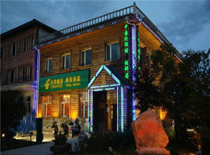 五、 住宿乱象：星级酒店+土坑房+树屋 + 随机露营地