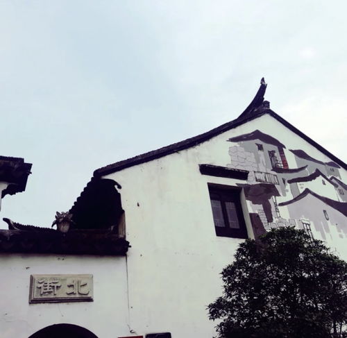 一、 一段历史的回响：凤凰古镇的往昔