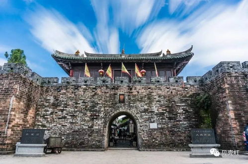 热到冒烟的夏天，火到爆炸的古镇
