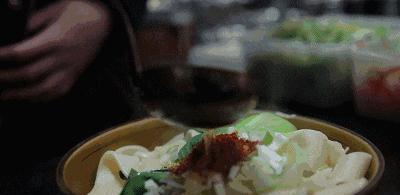 巷口的风与碗里的油