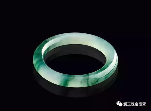 属鸡的人佩戴红碧玺翡翠手镯是否合适？