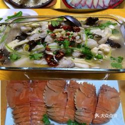 走进去：木质桌椅配合轻巧柔灯光， 让人瞬间舒缓到极致😌🍜