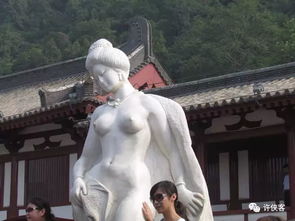 孔子像前摆pose？这事儿整得挺魔幻啊！