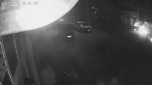 夜较深人静时镜中人脸忽现，这是怎么回事呢？