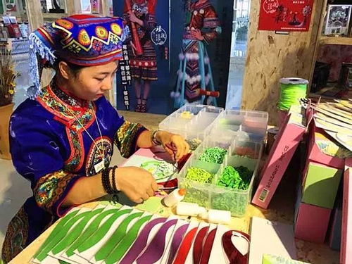 二、 江华瑶族自治县：旅游扶贫的摇篮（杂乱无章）