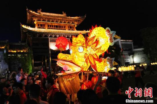 国庆洪崖洞夜游乱炖·超脱常规的“烂”指南