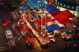 夜市狂欢：灯红酒绿中的美食狂潮
