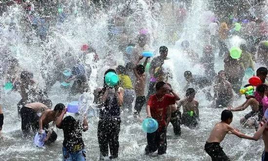 傣族风情：泼水节狂欢，古树下的民族魅力