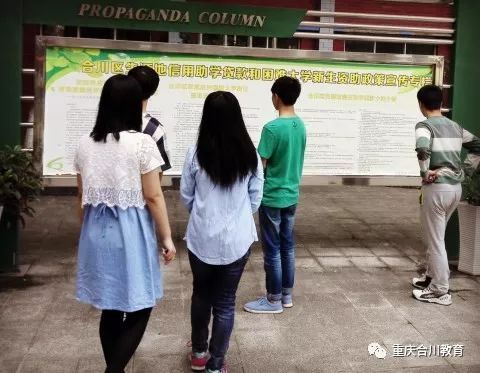 就想着去逛逛。” 小赵在入学后就把户口签到了杭州，并办理了市民卡，“我只要50元，比她们的学生证还便宜，赚到了。” 在价目表上， 记者看到学生价和60-69周岁的老人票价60元，70岁以上老人票价50元，也就意味着本次优惠活动大体上已经是游船的最低价了就算是儿童票，豪华画舫的价格也比原来的35元低了10元