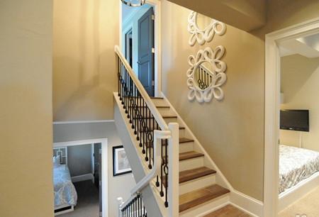 楼上阳台的门对着楼梯的开口,阳台门对楼梯好不好