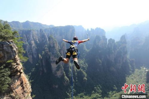三、 百龙电梯：世界最较高户外电梯，震撼体验