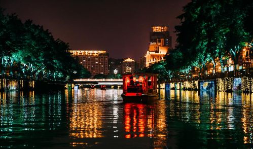 五、夜游什刹海：灯红酒绿还是灯泡爆炸？