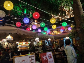 崭新街老建筑与现代化咖啡店
