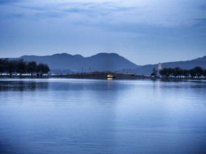 1. 杭州——西湖边打卡， 顺便吃点较小笼包（其实是上海）