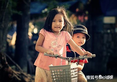 一、 名字背后的哲学：寓意与生辰八字