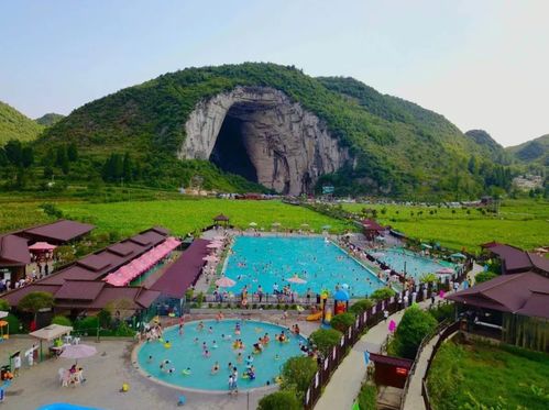 旅行Tips：为了更好地享受你的清虛山之行， 建议提前规划好行程，根据自己的兴趣安排游览内容。一边，注意携带足够的饮用水和防晒用品，以应对多变的天气。再说说别忘了带上相机，将那些美丽的瞬间记录下来与亲友分享你的快乐和感动。
