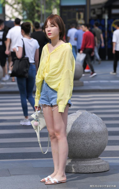 重点来了：如何把花裤和凉鞋搭出时尚感？