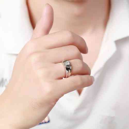 戒指的选择：食指戴戒指提升正缘桃花