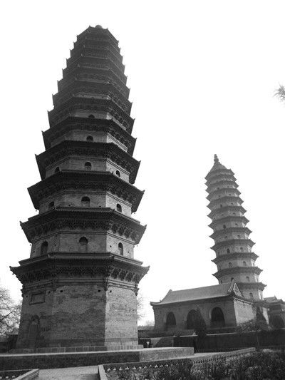 双塔之谜：为什么两座？为什么不对称？
